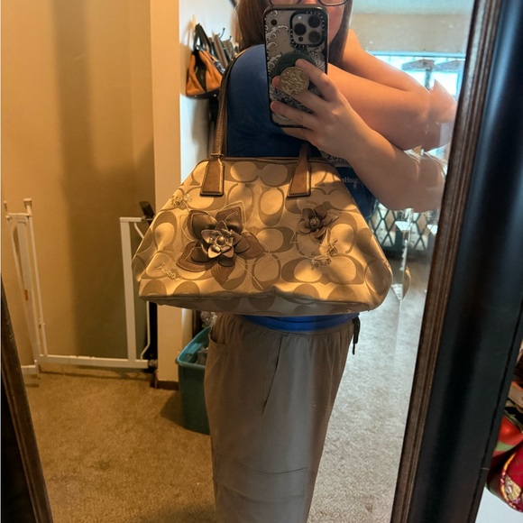 Coach Kisslock Shoulder Bag with Embossed Flowers and Lavender Interior - Picture 17 of 17